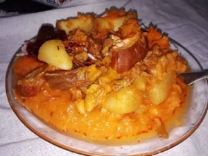 Cozido de verduras com carnes no prato