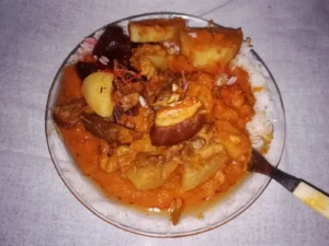 Cozido de verduras com carnes no prato