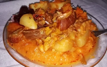 Cozido de verduras com carnes no prato