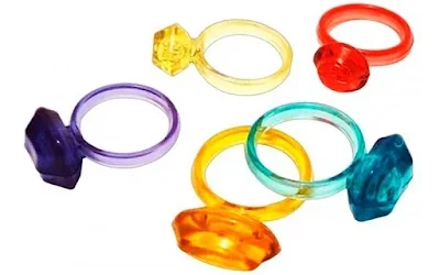 Anel de Plástico com Cristal em cima Antigo