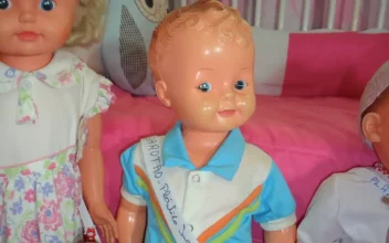 Fotografia de um boneco vintage de plástico bolha dos anos 80
