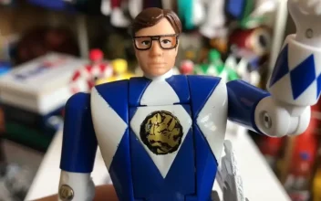 Fotografia de boneco articulado clássico dos Power Rangers da linha Auto-Morphin dos anos 90.