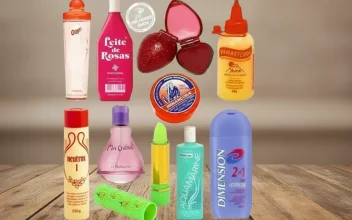 Colagem nostálgica de cosméticos antigos sobre uma mesa de madeira, incluindo embalagens clássicas de Leite de Rosas, Yamasterol, Minancora, Neutrox, shampoo Dimension e perfume Ma Chérie do Boticário.