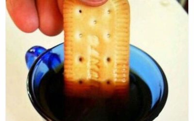 Molhar Biscoito no Café